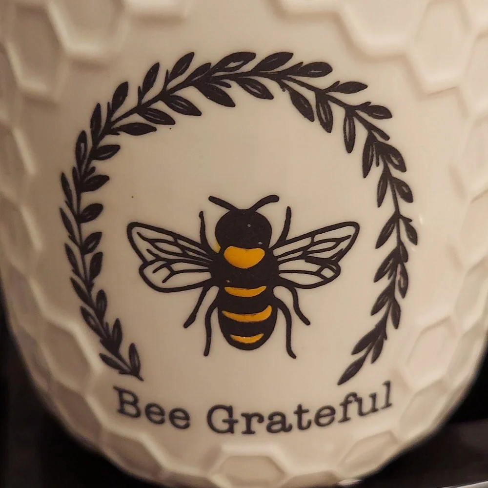Bee Grateful OVERSIZED Ceramic Embossed Coffee Mug 20 Ounce BNWT 5☆ RETIRED